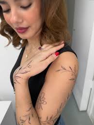 We extended the branch tattoo to the hand/wrist we did last year. I  personally loooove the way it makes it look more complete. Thank you  Elizabeth for your trust in me. . . . #