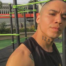 Fuera de las expectativas nos encontramos siempre analizándonos como seres  humanos, lo reales e imperfectos que somos. Eso sólo me lleva a una  conclusión, y es que solo estamos viviendo por placeres