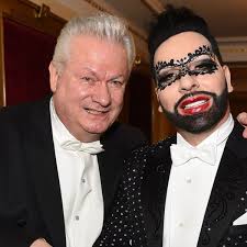 Harald glööckler, dessen bürgerlicher name sein stuttgarter label pompöös verkaufte seine kollektionen teilweise auch über das fernsehen. Harald Gloockler Ich Habe Herrn Schroths Tochter Grossgezogen Bunte De