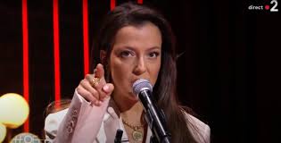 Elle a attiré un grand nombre de fans sur facebook, twitter, instagram et d'autres plateformes de médias sociaux. Camille Lellouche Bouleverse La Toile Avec Son Titre N Insiste Pas En Live Video Music Covers Creations
