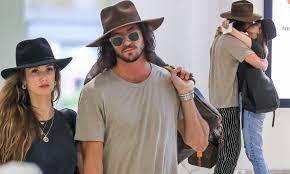 Delta goodrem and matthew copley first set tongues wagging in 2017 when confidential reported that the two are dating. Delta Goodrem Is Seen Sharing A Passionate Kiss With Beau Matthew Copley At Gold Coast Airport Daily Mail Online