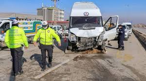 1 yaralı van'da meydana gelen trafik kazasında 1 kişi yaralandı. Van Da Iki Minibus Carpisti 11 Yarali Son Dakika Haberleri