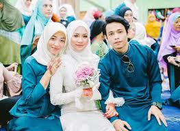Pelakon jelita, aprena manrose mengakui dirinya berasa tertekan kerana masih tidak dikurniakan rezeki anak setelah hampir empat tahun mendirikan rumah tangga bersama suami tercinta. Rupanya Dua Pelakon Cantik Ini Anak Iwan Dangdut