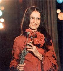 На сегодняшний день артистка мало дает концертов, но ее композиции не перестают слушать. Na Intere Pokazhut Prazdnovanie Dnya Rozhdeniya Sofii Rotaru Zi Ua