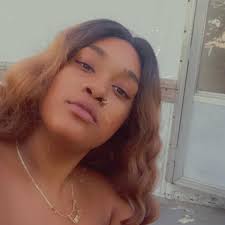 Are there benefits to putting an outdoor shower and having guests rinse off  prior to swimming? Has anyone here noticed a difference in cleaner water  with doing so?