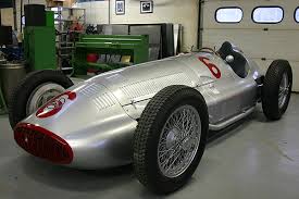 Auto union, représentée par la seule marque survivante, dkw, sera reprise par volkswagen en 1964.dkw produisant de petites voitures populaires, cette marque faisait doublon avec volkswagen, qui décida de lui donner le nom de la défunte audi et de lui affecter la production de voitures de milieu et haut de gamme. W154 Silver Arrow Portfolio Paul Russell And Company