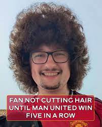 맨체스터 유나이티드 팬 프랭크 일릿은 레드 데블스가 5경기 연속 승리할 때까지 머리를 자르지 않습니다 ✂️ 그는 현재 317일째 트림을  하지 않고 있다 😅 🎥 theunitedstrand