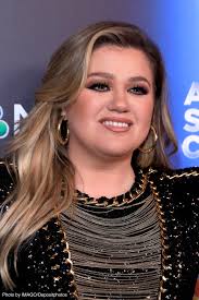 Kelly Clarkson debuted a new hairdo and fans just can't stop talking about  how it looks 😍 Pics in the comments 👇