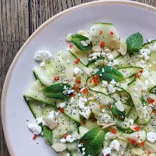 Salade De Courgette Pour 2 Pers 2 Courgettes Feta Quelques Feuilles De Menthes Des Copeaux D Amandes Des Graines De Pavot Epluchez Food Blogger Food Salad