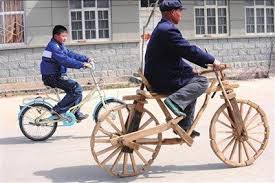 Il Realise Un Vrai Velo Tout En Bois Velo Bois Velo Image Velo