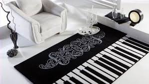 Mutfağınıza ekstra bir canlılık katmak istiyorsanız farklı desenlerde halıları tercih edebilirsiniz. Siyah Beyaz Hali Dekorasyon Fikirleri Ve Modelleri