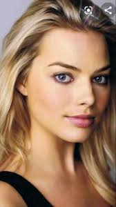 Margot Robbie Lin Ju Li Kiss