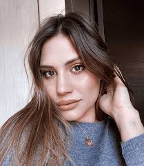 Al centro del gossip nelle ultime ore nico bovi, ex compagno dell'ex corteggiatrice di uomini e donne beatrice valli. Beatrice Valli Personefamose It Eta Sorelle Figli