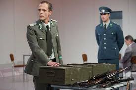 Sich die ersten ostberliner vor dem grenzübergang bornholmer straße und es beginnen dramatische stunden. Bornholmer Strasse Jorg Steinberg Bringt Christian Schwochows Filmkomodie Zum Mauerfall 1989 Auf Die Buhne In Halle