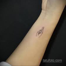 Еще несколько десятилетий тому на женщин, осмелившихся набить татуировку, смотрели косо, считая их «неблагонадежными». Malenkie Zhenskie Tatu 18 11 2019 018 Small Female Tattoos Tatufoto Com Tatufoto Com