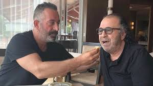 Cem yılmaz, sabahat yılmaz ve arif yılmaz'ın oğlu olarak 23 nisan 1973' te dünyaya gelmiştir. Cem Yilmaz Babalar Gunu Nu Sasirdi Magazin Haberleri