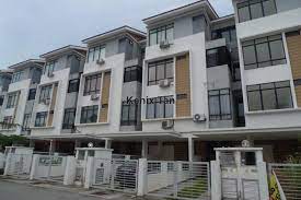 5 bedrooms & 4 bathrooms, with 2 master bedrooms. Waterfront Townvilla Taman Tasik Prima Puchong Intermediate Townhouse 4 1 Bedrooms For Sale Iproperty Com My