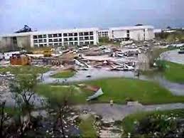 El fenómeno ya tocó tierra esta mañana cerca de puerto morelos, al sur del balneario de cancún, para seguir luego con rumbo a ee.uu. Cancun Hurricane Wilma 2005 Part 1 Youtube