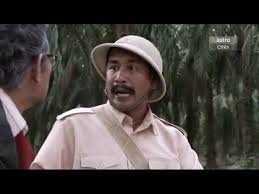 Kampung kuala lambat bagai mengalami sumpahan apabila lelaki yang berkahwin muda akan mati di hari pernikahan mereka namun kejadian ganjil ini tidak berlaku kepada lelaki yang berusia 60 tahun ke atas. Kampung Kuala Lambat Full Movie Download