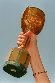 Pour la coupe du monde féminine de football, voir coupe du monde féminine de football. Tout Savoir Sur Le Trophee De La Coupe Du Monde De Football Cnews