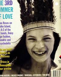 Энэ сард 51 нас хүрсэн Их Британийн супермодель Кейт Мосс өнөөдөр ч  загварын ертөнцийн нөлөө бүхий хүн хэвээр байгаа билээ. Үүнийг тохиолдуулан  түүний дөнгөж 14 настай байх үеийн мэргэжлийн түвшний гэрэл зургаас