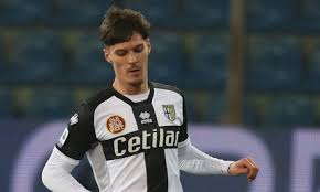 Dennis man (born 26 august 1998) is a romanian professional footballer who plays mainly as a winger for serie a club parma and the romania national team. Notele Primite De Valentin MihÄƒilÄƒ È™i Dennis Man Pentru PrestaÈ›iile Din Parma Bologna 0 3
