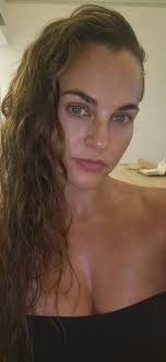 Hi my name is 'Jake 40' from Scotland ... I will be 19 years old soon....  Look into my eye 😉 (ps Jake's a girl.... long story)