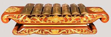 Dalam satu set instrumen musik gamelan biasanya terdapat 6 (enam) buah kenong. Alat Musik Tradisional Jawa Tengah Nama Gambar Penjelasan