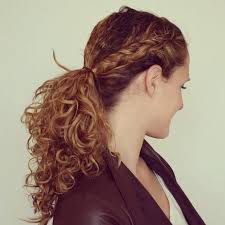 La coda capelli ricci è ora al top delle tendenze per questa estate. Le Imperdibili Acconciature Per Capelli Ricci Facili E Veloci