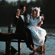 Damit dein brautkleid nach der hochzeit auch noch vor reinlichkeit strahlt, überlass die reinigung einer reinigung oder wäscherei. Brautkleid Spezialreinigung Herbrand Ein Herz Fur Ihr Traumkleid