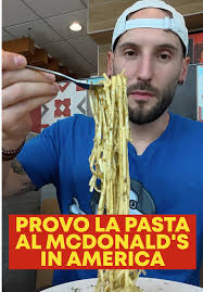 PIZZA E PASTA AL MCDONALD’s 🥸 #pizza #pasta #perte #neiperte #perteee  #mcdonald #curioso #cibo #food #america #fastfood
