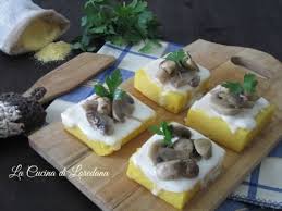 Partiremo dunque da quest'idea, ma serviremo la polenta in un modo. Polenta Con Funghi E Stracchino Caseificio Tomasoni