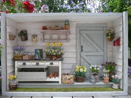 Les Carnets De L Atelier Blondie La Cabane De Jardin Des 4 Saisons The Four Season Garden Shed Room Box Miniature Garden Miniature Rooms