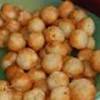 Terus digolek golek ke dalam bekas bijan sehingga seluruh kuih diselaputi bijan. 1