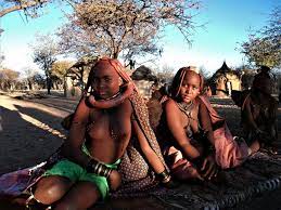 紅蓮の大地色に染まる、伝統と共に生きるヒンバ族(ナミビア) – VOYAGE -世界見聞録-