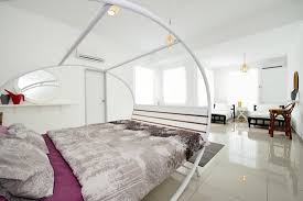 This is why mothers all over the world naturally rock their children when they are sleepy or in distress. King Size Dreamweaver Bed Boasts Ergonomic Curves And A Rocking Mechanism That Induces Sleep Picture Of Eco Bed Breakfast Johor Bahru Tripadvisor