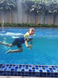 Dinding Kaca Tembus Pandang Di Kolam Renang Picture Of Maxonehotels At Bounty Sukabumi Tripadvisor