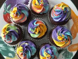 Décorez les cupcakes avec les différents glaçages. Recette Petits Gateaux Au Chocolat Arc En Ciel Circulaire En Ligne