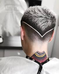 Looking good does not come easy & you have to start it off with a nice haircut. Cortes De Cabelo Masculino Com V Atras Cachos E Outras Ondas