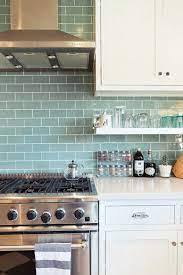 kleine kacheln aber in weiss die richtige fliesenfarbe fur ihre kuche ihr trendy kitchen tile home kitchens kitchen inspirations