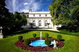 Die prunkvolle „la redoute, umgeben vom kurpark in bad godesberg, bietet seit 1792 einen glamourösen und stimmungsvollen rahmen für feste und feiern. Eventlocation La Redoute In Bonn Tagungen Hochzeiten