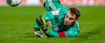 Februar 2021) in zwei von acht stadien antreten, die ende 2022 auch spielstätten der weltmeisterschaft sein werden. Fc Bayern Munchen Klub Spielt Manuel Neuer Den Ball Zu