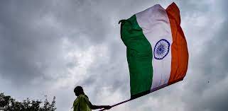 Claim khalistani flag hoisted on red fort on republic day by protesting farmers. Why Do We Hoist The Flag On Independence Day But Unfurl It On Republic Day