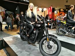 The bonneville t100 is inspired by the legendary '59 bonneville and has been beautifully designed to incorporate many of the original's iconic features. Nouveaute Moto 2017 Triumph Bonneville T100 Objectif Classique Moto Station