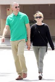 There are 12 inches in a foot, so it is just a matter of multiplying 5 by 12 and then adding the remaining 7 inches. Reese Witherspoon 5ft 1 Jim Toth 6ft Height Difference 11 Inches Reese Began Dating Jim Toth Tall Guy Short Girl Autumn Winter Fashion Petite Celebrities