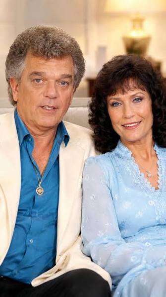So apparently Loretta Lynn kept Conway Twitty's final gift a secret for years. Turns out, he gave her something really personal before he passed, and she didn't tell anyone about it. I