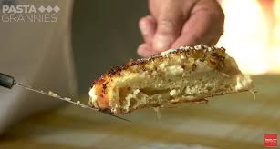 Mi sono finalmente deciso a comprarlo e ne entrero' in. Ogni Morso Un Po Di Formaggio E Acciuga La Magia Dello Sfincione Di Bagheria Video Siciliafan
