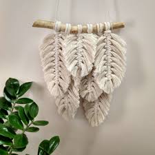 The feathers can be made in different sizes, as well as dyed pre or post construction. Feather Macrame Macrame Banner Buy Free Macrame Patterns Macrame Wall Hanging Boho Wall Decor Product On Alibaba Com