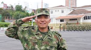 El ejército de colombia sigue siendo investigado por la serie de asesinatos ilegales ocurridos a mediados de la década de 2000, conocidos como falsos el mayor general nicacio martínez espinel, comandante del ejército de colombia, reconoció haber emitido las nuevas órdenes y exigir que los. Suenos Y Metas Bajo El Uniforme Graduados Ucm