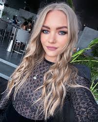 Lashes, brows, hair. @tipsandtoesme That's it. That's the Tweet.